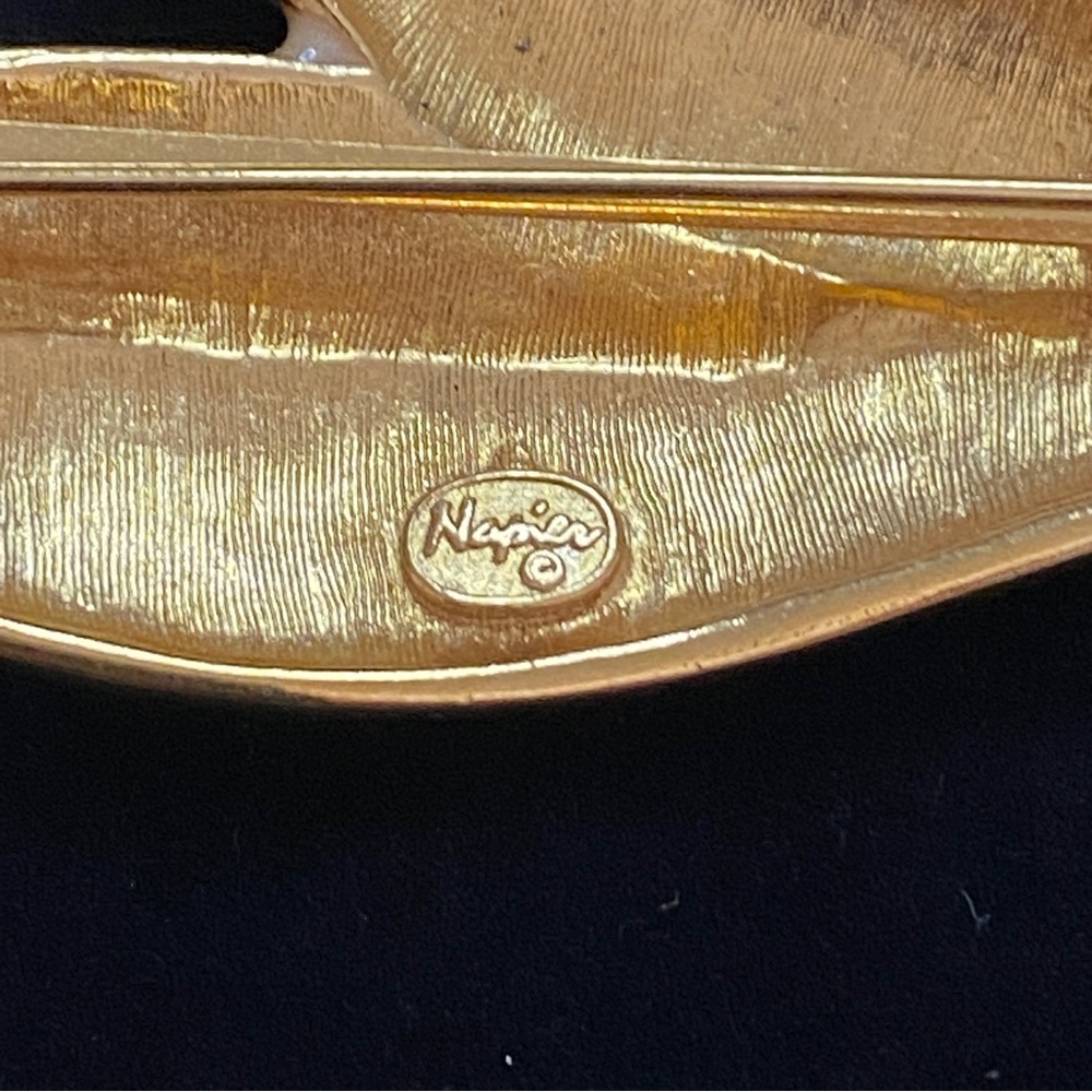 Napier Rare Vintage Triple Leaf Gold Tone Cream Enamel Elegant Accent Brooch - Picture 2 of 4